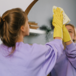 Mujer limpiando